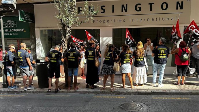 Trabajadores del 112 se concentran frente al Parlament