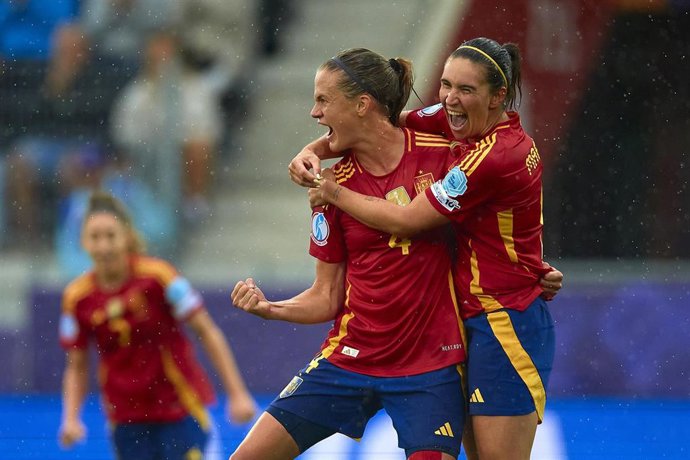 Irene Paredes celebra con Mariona Caldentey su gol en el España-Bélgica de la Eurocopa de Suiza 2025