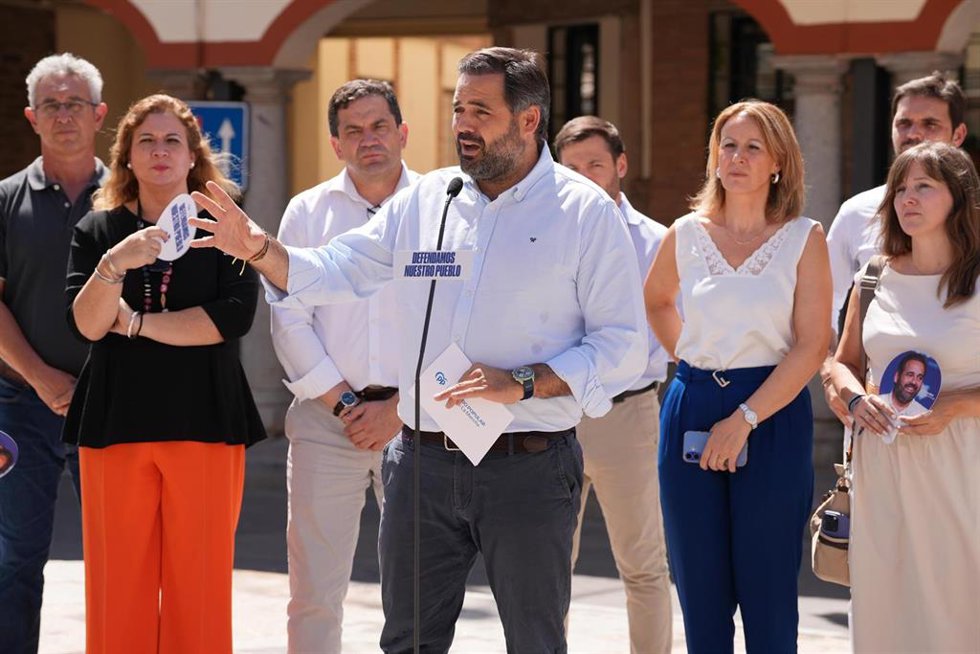 Núñez presenta la campaña 'Defendamos nuestro pueblo'.