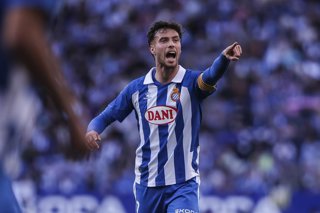 Archivo - Javi Puado of RCD Espanyol gestures during the Spanish league, La Liga EA Sports, football match played between RCD Espanyol and Atletico de Madrid at RCDE Stadium on March 29, 2025 in Cornella, Barcelona, Spain.