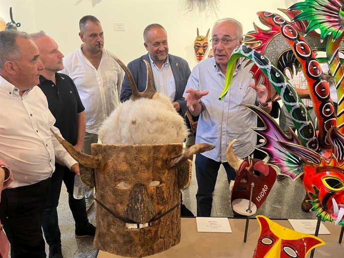 El presidente de la Diputación de León, Gerardo Álvarez Courel (segundo por la derecha), en la inauguración de la exposición 'Máscaras. Símbolos de identidad'.