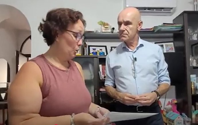 Fotograma vídeo documental de los cortes de luz tras reuniones del portavoz socialista con vecinos afectados.