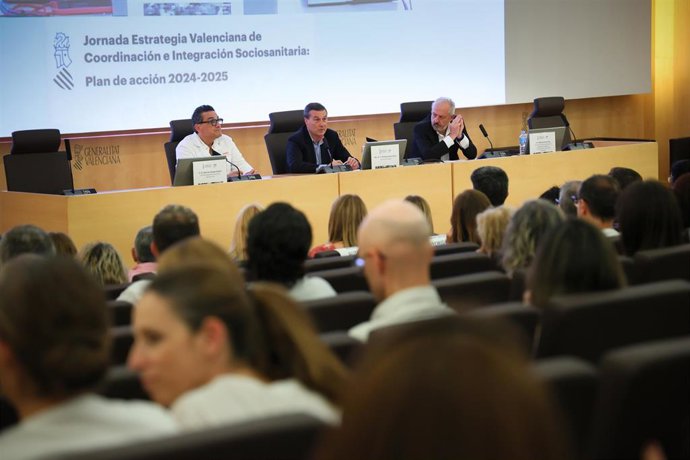 El conseller de Sanidad, Marciano Gómez (c), durante el acto de inauguración de la jornada sobre la Estrategia Valenciana de Coordinación e Integración Sociosanitaria