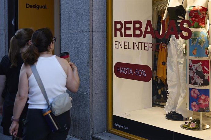 Un escaparate anuncia las rebajas de una tienda,  