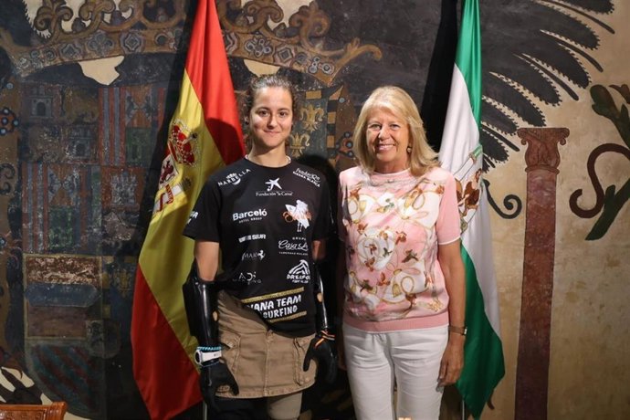 La alcaldesa de Marbella, Ángeles Muñoz, destaca "los éxitos y la superación personal" de la deportista Sarah Almagro