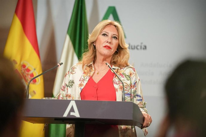 La consejera de Economía, Hacienda y Fondos Europeos y portavoz del Gobierno, Carolina España, durante la rueda de prensa. 