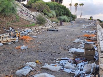 Restos de basura del oncurs Internacional de Focs Artificials de Tarragona.
