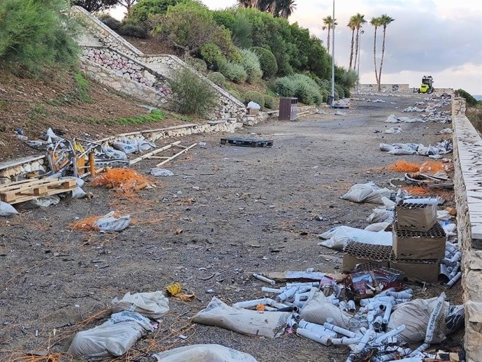 Restos de basura del oncurs Internacional de Focs Artificials de Tarragona.
