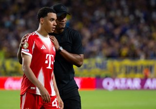 20 June 2025, US, Miami Gardens: Bayern Munich coach Vincent Kompany and Jamal Musiala stand together after the FIFA Club World Cup Group C soccer match between Bayern Munich and Boca Juniors at the Hard Rock Stadium. Photo: Sven Hoppe/dpa