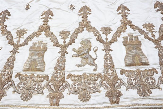 Archivo - Detalle del Terno Blanco del Ajuar de la Virgen de los Reyes. 