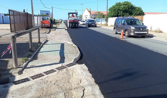 Mejora del firme en una carretera de la provincia de Huelva.