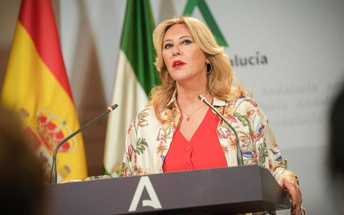 La consejera de Economía, Hacienda y Fondos Europeos y portavoz del Gobierno, Carolina España, durante la rueda de prensa. A 09 de julio de 2025, en Sevilla (Andalucía, España).Rueda de prensa tras el Consejo de Gobierno de la Junta de Andalucía se reúne 