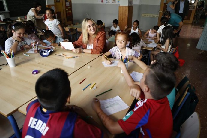 La alcaldesa de Granada, Marifrán Carazo, ha visitado el colegio Parque de las Infantas