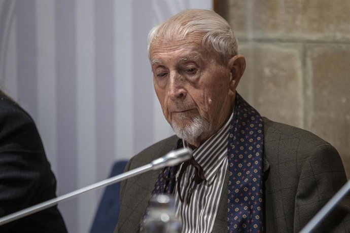 Archivo - El escritor Josep Vallverdú i Aixalà durante la presentación de los actos por el centenario de nacimiento de Josep Vallverdú, a 11 de enero de 2023, en Barcelona