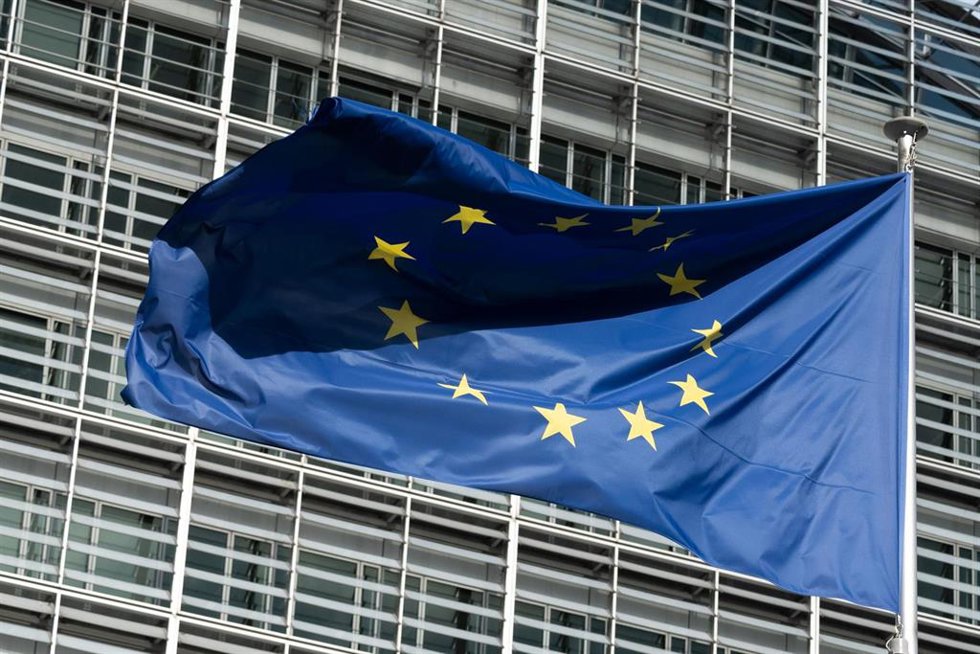 Archivo - Bandera de la UE en el edificio de la Comisión Europea.