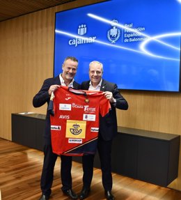 El subdirector general de Desarrollo de Negocio de Grupo Cajamar, Francisco Javier Úbeda Pérez, y el presidente de la RFEBM, Francisco V. Blázquez García, en el Centro Financiero Cajamar en Almería.