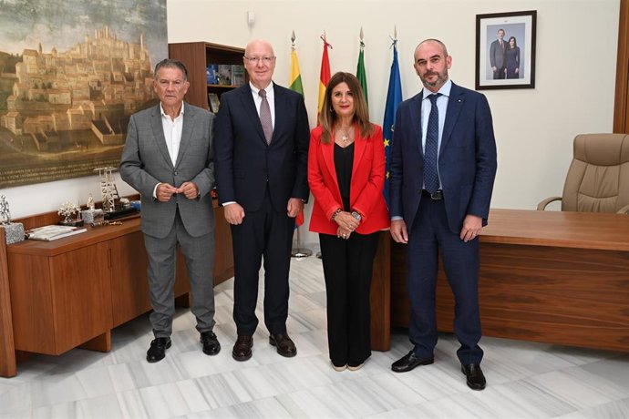 Auxi del Olmo con el concejal Raúl Caro Accino y los responsables de Rockwell