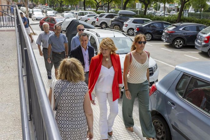 La alcaldesa de Huelva, Pilar Miranda, y el teniente alcalde de Urbanismo y Medioambiente del Ayuntamiento de Huelva, Felipe Arias, en su visita al barrio de Nuevo Molino.