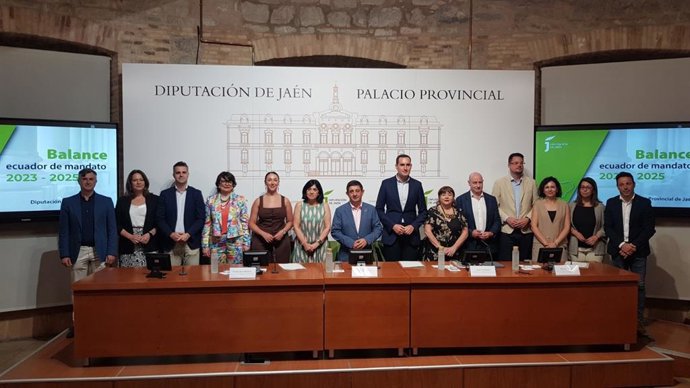 Francisco Reyes (c), en el balance del mandato de la Diputación de Jaén, junto al resto de diputados que forman el equipo de gobierno.