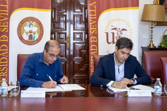 El rector de la Universidad de Sevilla, Miguel Ángel Castro, y el presidente de la empresa Wingenia, Ángel Haro firman el acuerdo para la creación de 'Cátedra Wingenia Energía'.