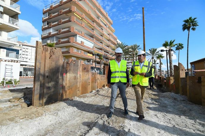 Archivo - Imagen de archivo del consejero de Sostenibilidad, Agricultura, Agua, y Desarrollo Rural de la Junta, Ramón Fernández-Pacheco, durante la visita a la segunda fase de las obras de los nuevos colectores de saneamiento en Fuengirola.