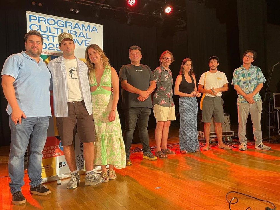 El director de l'IbJove, Toms Amer, con Karlus, Maria Antnia Roses y los miembros del jurado.
