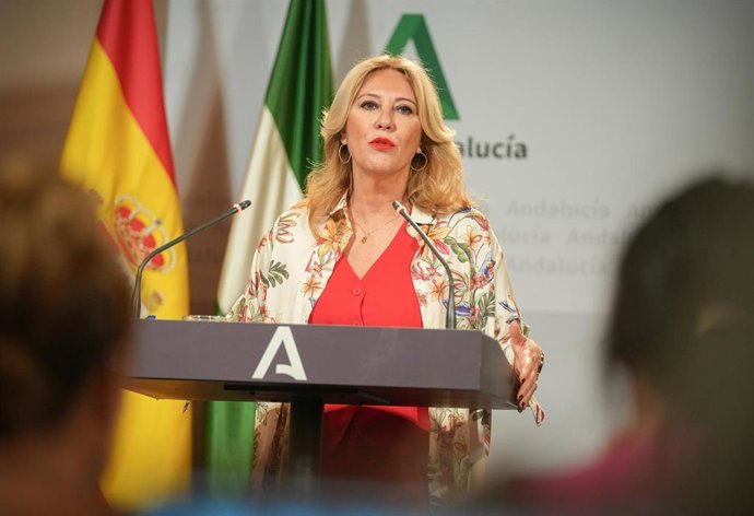 La consejera de Economía, Hacienda y Fondos Europeos y portavoz del Gobierno, Carolina España, durante la rueda de prensa. A 09 de julio de 2025, en Sevilla (Andalucía, España).Rueda de prensa tras el Consejo de Gobierno de la Junta de Andalucía se reúne 