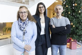 Mercedes Robledo, Sara Mellid y Alberto Cascón, en el Centro Nacional de Investigaciones Oncológicas (CNIO).