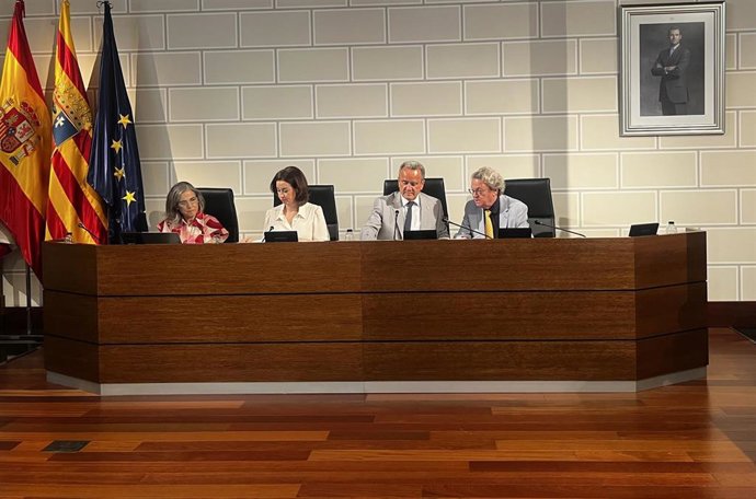 El presidente de la DPZ, Juan Antonio Sánchez Quero, junto a la vicepresidenta de la institución, Teresa Ladrero, en el Pleno del mes de julio.