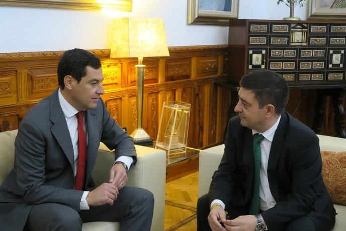 Archivo - Juanma Moreno y Francisco Reyes en un encuentro celebrado en febrero de 2019 en la Diputación de Jaén.