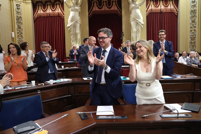 La presidenta del Baleares, Marga Prohens, y el conseller de Economía, Hacienda e Innovación del Govern balear, Antoni Costa, celebran la aprobación de los presupuestos durante un debate de presupuestos autonómicos en el Parlament Balear, a 9 de julio 