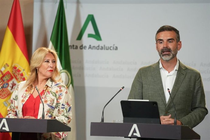 La consejera de Economía y portavoz del Gobierno andaluz, Carolina España, y el consejero de Agricultura, Ramón Fernández-Pacheco, este miércoles en la rueda de prensa del Consejo de Gobierno. 