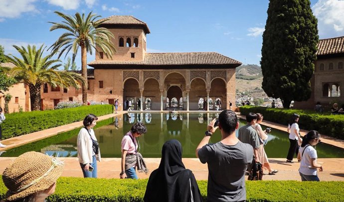 Un grupo de turistas visita la Alhambra de Granada.