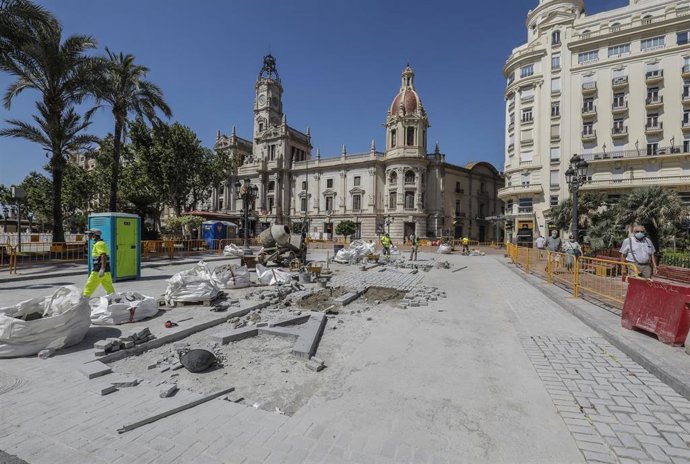 Archivo - Varias personas pasean por las inmediaciones de las obras de la plaza del Ayuntamiento de Valencia