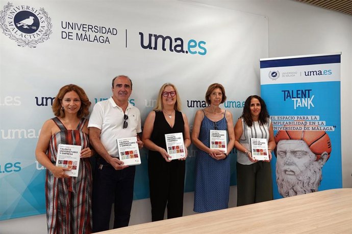 Las técnicas del Observatorio de Empleo del vicerrectorado de Estudiantes y Empleabilidad de la UMA, Raquel Núñez y Sonia Doblas, junto al director del Servicio, Antonio Peñafiel, y la vicerrectora adjunta de Empleabilidad, Isabel María Abad.
