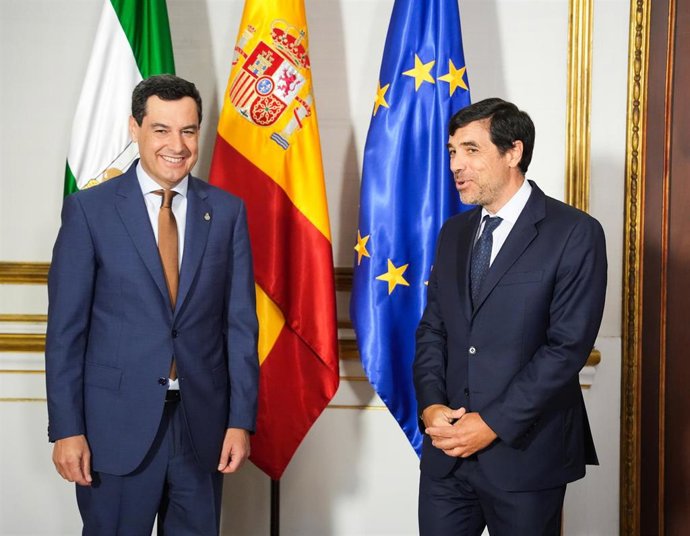 El presidente de la Junta de Andalucía, Juanma Moreno (i),  durante nla reunión con el presidente de Kutxabank, Antón Arriola (d). A 09 de julio de 2025, en Sevilla (Andalucía, España).