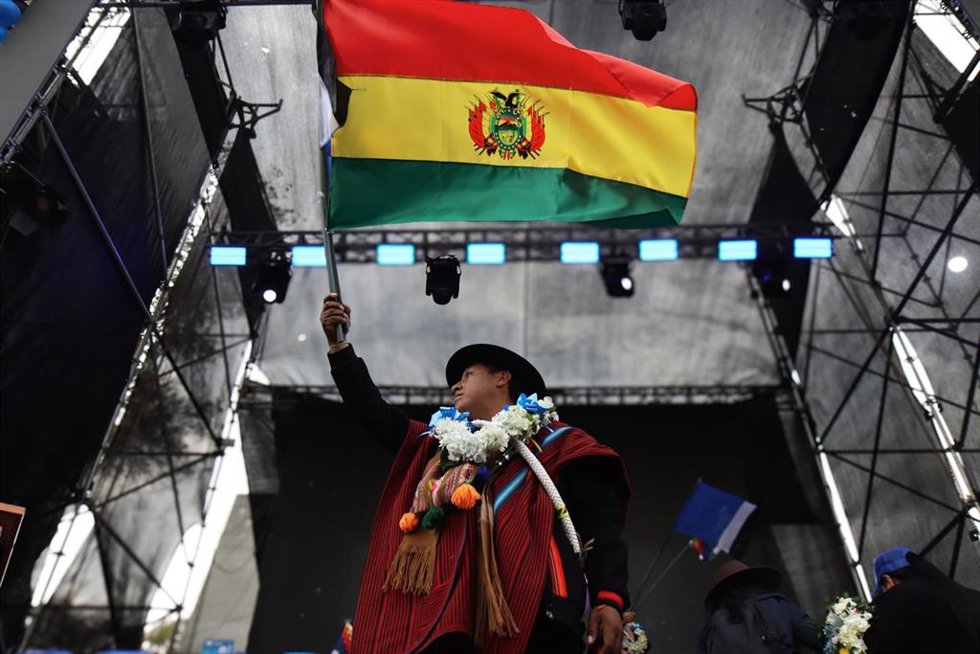 Archivo - Un persona sostiene una bandera de Bolivia.