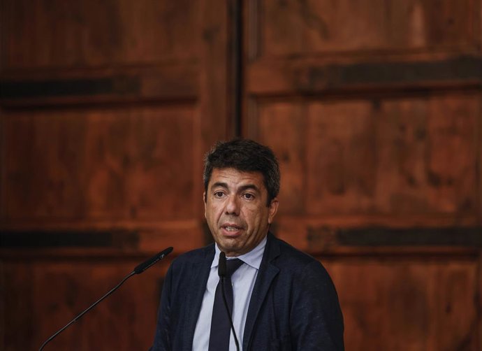El president de la Generalitat, Carlos Mazón, intervé durant la presentació de la nova carpeta ciutadana del Pla Simplifica de la Generalitat, en el Palau de la Generalitat