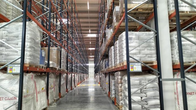 Archivo - Centro logístico para el almacenamiento de envíos.