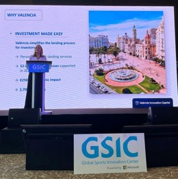 La regidora de Turisme, Innovació i Captació d'Inversions de l'Ajuntament de València, Paula Llobet, intervé en la sessió inaugural de l'esdeveniment GSIC Summit APAC 2025, en el Singapore Sports Hub.