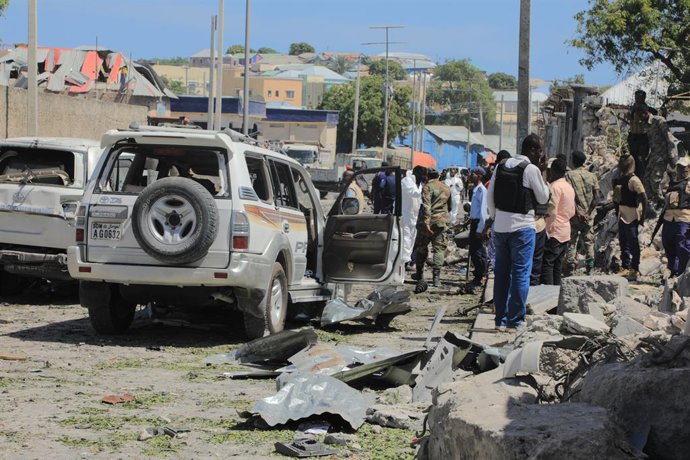 Archivo - (220112) -- MOGADISHU, Jan. 12, 2022 (Xinhua) -- People gather at the scene of a suicide car bombing attack in Mogadishu, Somalia, on Jan. 12, 2022. At least ten people including five soldiers were killed and nine others wounded in a suicide car
