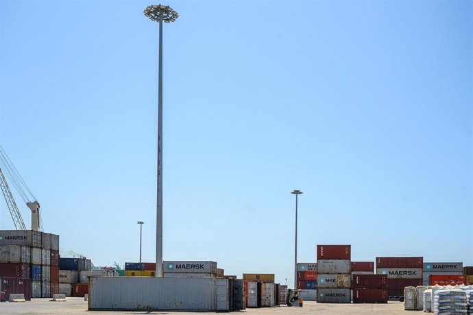 Torre de iluminación en el Muelle de Poniente del Puerto de Almería.