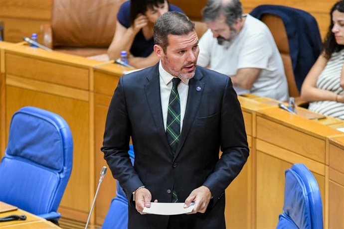 El conselleiro de Cultura, Lingua e Xuventude, José López Campos, responde a una pregunta oral en el pleno.