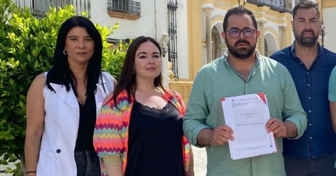 El portavoz del PSOE en el Ayuntamiento de La Palma del Condado (Huelva), Rogelio Pinto, junto a otros concejales socialistas.