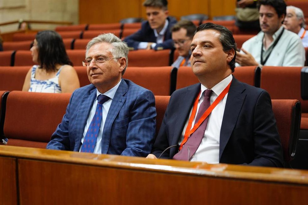 El magistrado Francisco de Paula Sánchez Zamorano (i) asiste en el Pleno del Parlamento andaluz junto al alcalde de Córdoba, José María Bellido, a la votación de la que ha resultado elegido director de la Oficina Andaluza Antifraude.
