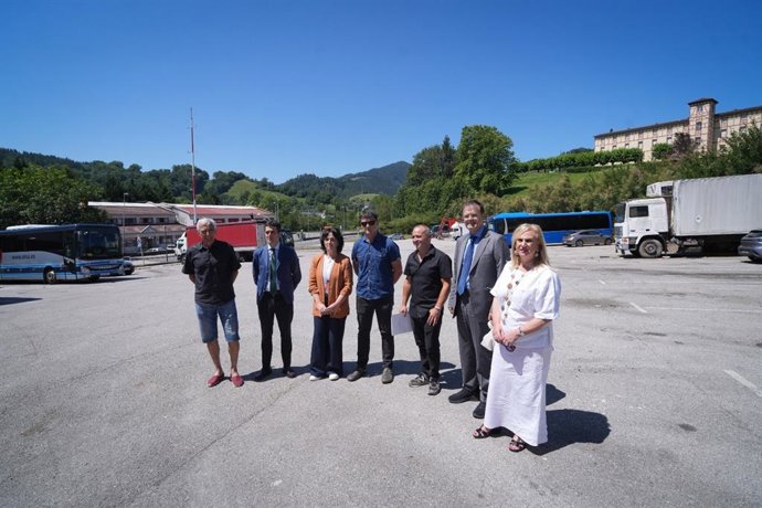 El consejero de Salud, Alberto Martínez, y otras autoridades en el lugar donde se construirá el Hospital público de Tolosa