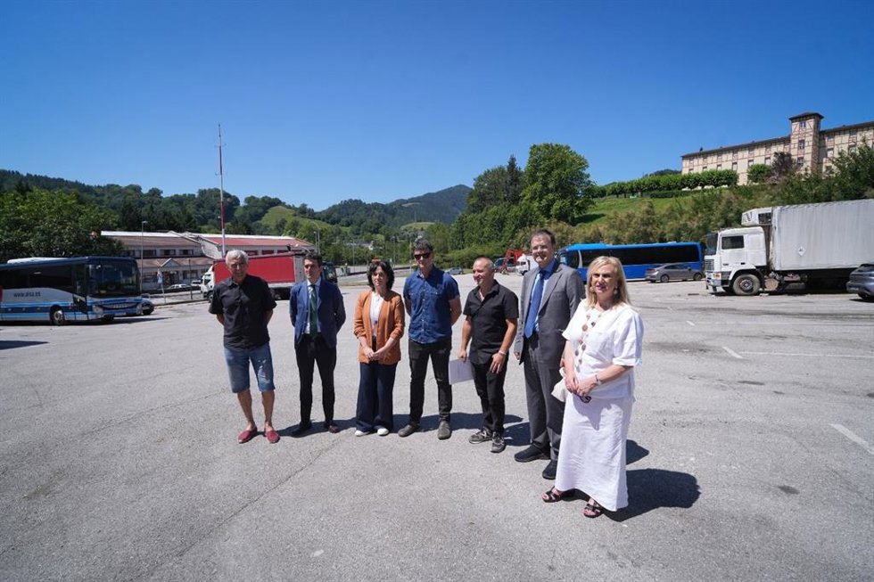El consejero de Salud, Alberto Martínez, y otras autoridades en el lugar donde se construirá el Hospital público de Tolosa