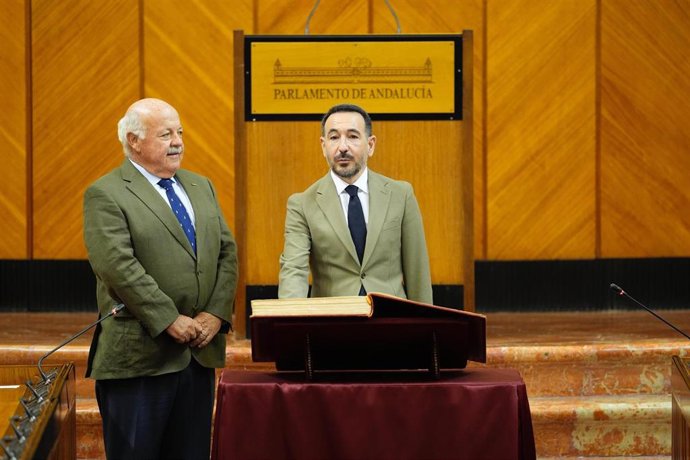 El socialista Fernando López Gil toma posesión como nuevo parlamentario andaluz.