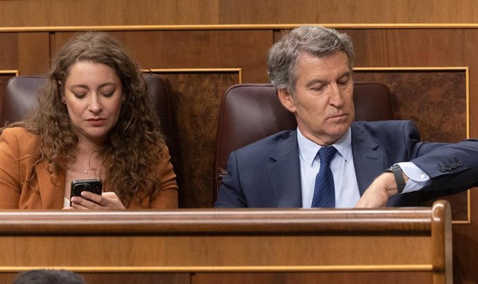 La portavoz del PP en el Congreso, Ester Muñoz y el presidente del PP, Alberto Sánchez Feijóo, durante un pleno extraordinario, en el Congreso de los Diputados, a 9 de julio de 2025, en Madrid (España). 