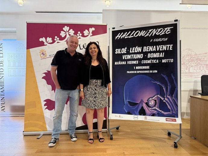 La concejala de Turismo del Ayuntamiento de León, Mercedes Escudero y el promotor de Hallowindie, José Manuel Contreras, tras la reunión mantenida de cara a la próxima celebración del festival.